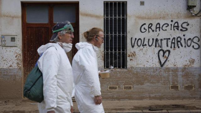 Vecinos de Paiporta y militares continúan este viernes con los trabajos de reconstrucción.