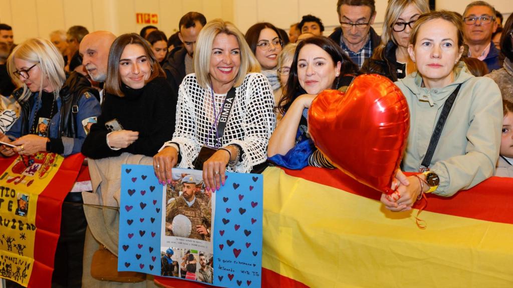 Los familiares, en el interior del aeropuerto de Zaragoza.