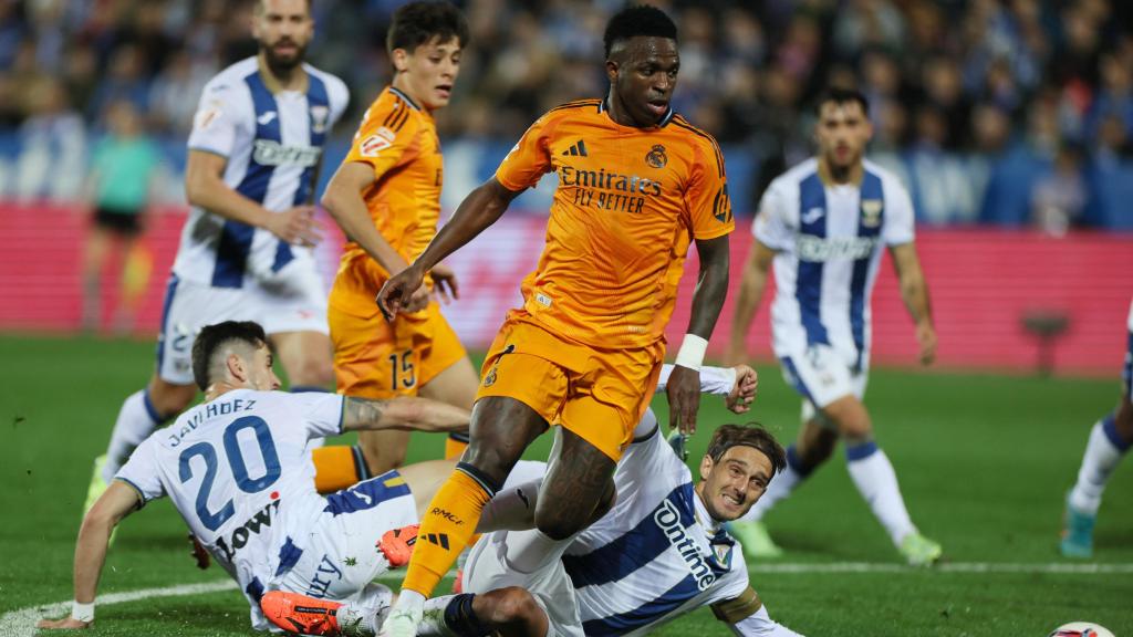 Vinicius regatea a la defensa del Leganés.