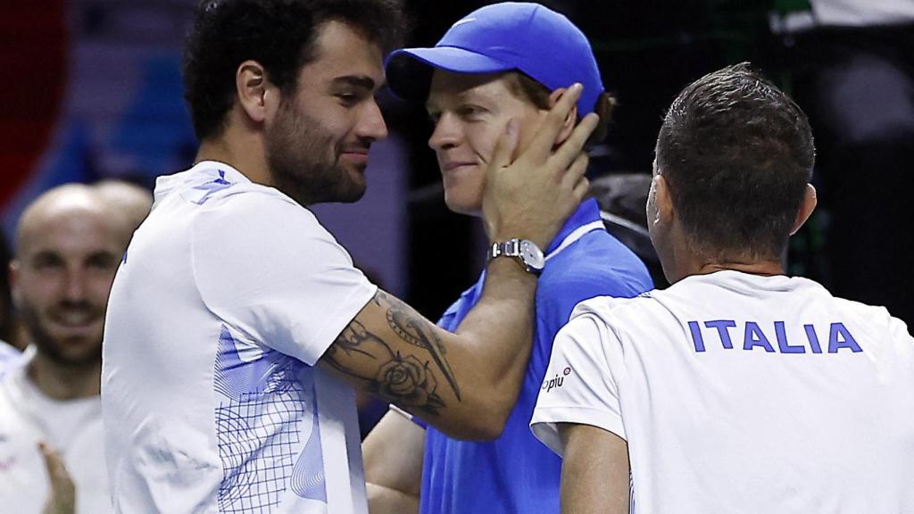 Matteo Berretini y Jannik Sinner celebran el triunfo de Italia.