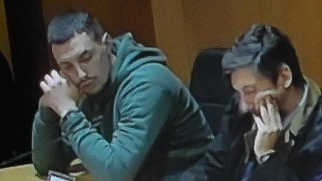 Diego Montaña,  en la Audiencia en la que fue declarado culpable este domingo por el asesinato de Samuel Luiz, junto a su abogado.