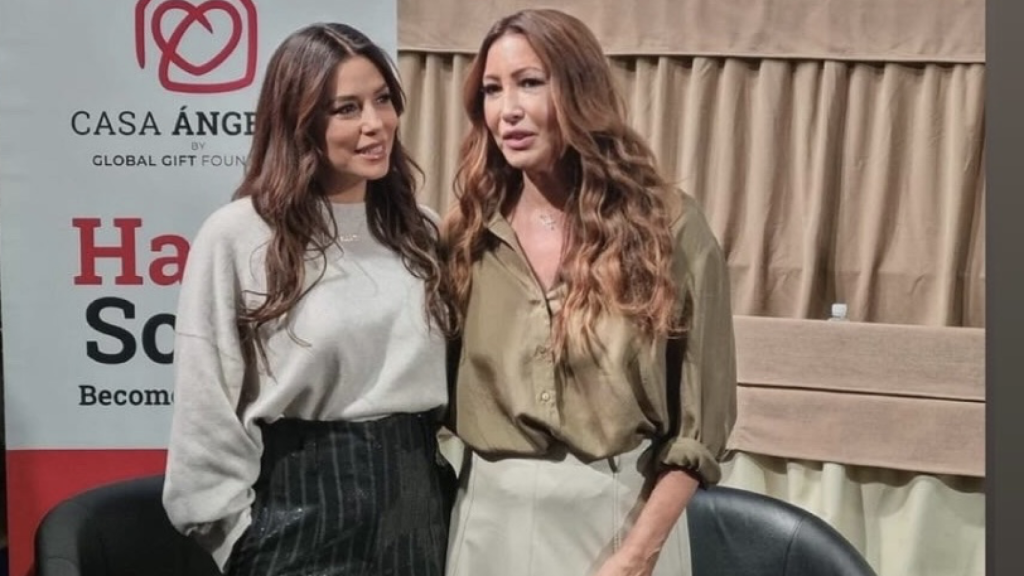 Eva Longoria y María Bravo durante la subasta.