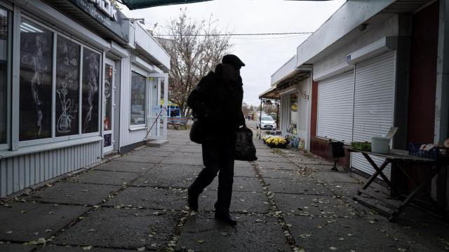 01_ MARIA SENOVILLA_ Una calle del centro de Jersón, cubierta por una lona que han instalado los comerciantes, para evitar que los drones rusos localicen a la gente cuando está comprando