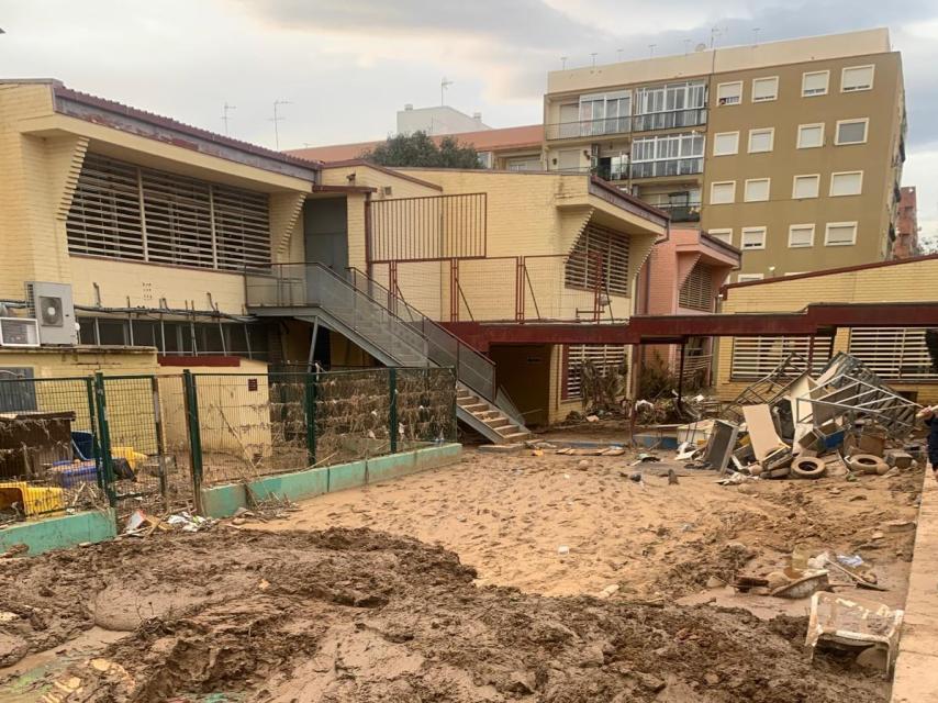 Estado en el que quedó el colegio Lluís Vives de Massanassa (Valencia), tras el derrumbe este domingo de una pérgola.