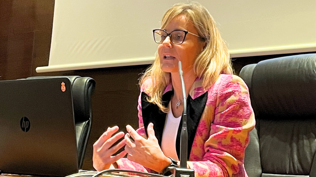 Clara Pérez, inspectora jefe de la UFAM, en una reciente charla del Colegio de Abogados de Zaragoza.