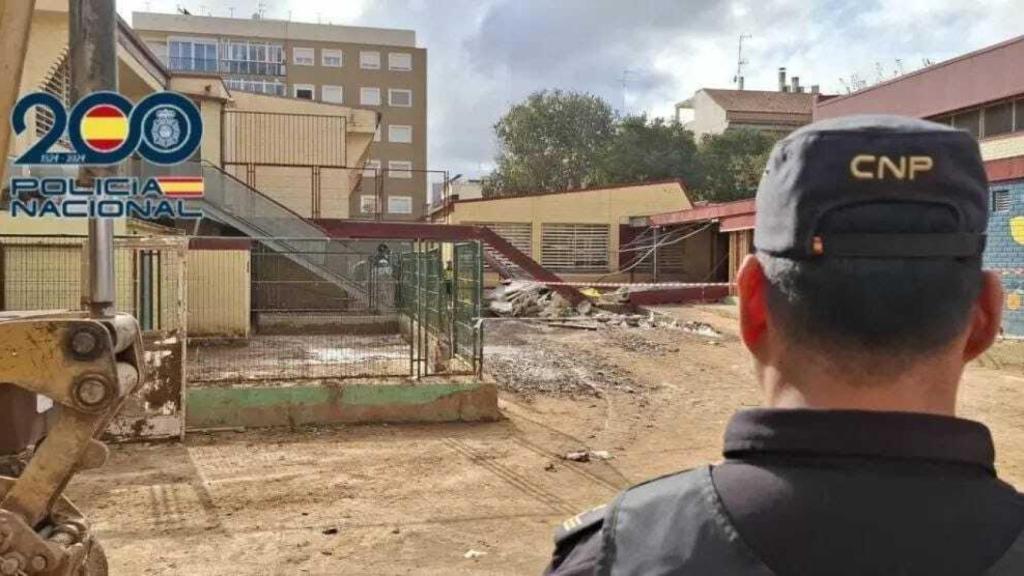 Un agente, este domingo, ante el colegio siniestrado, en una foto difundidapor la Policía Nacional.