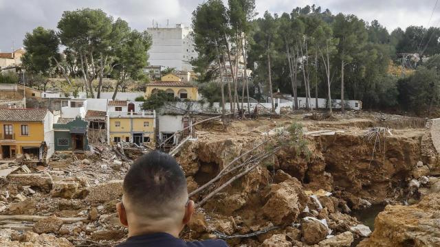 Un hombre observa los destrozos causados por la DANA en Chiva, este domingo.