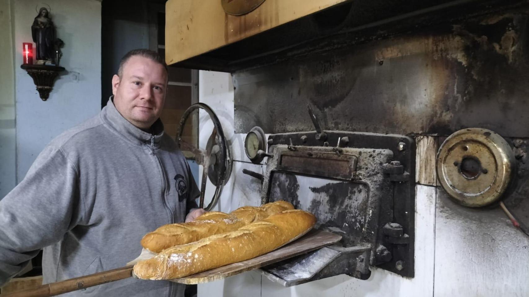 Luis Ángel, en su panadería de Almonacid.