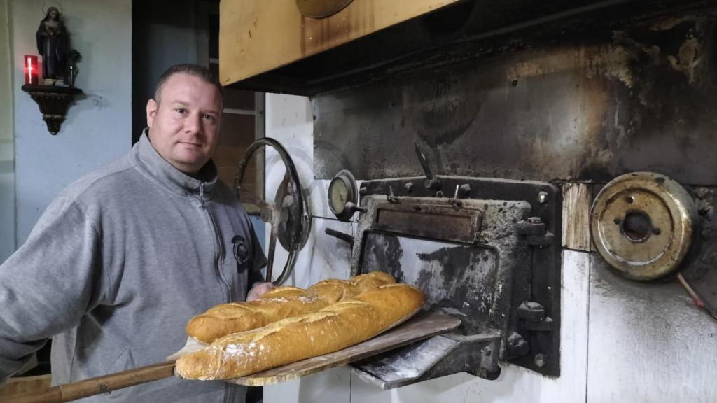 Luis Ángel, en su panadería de Almonacid.