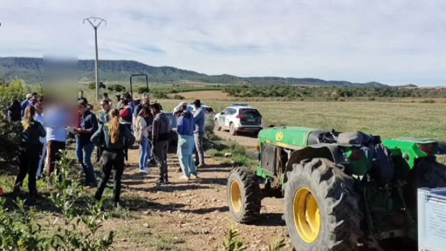 Los agentes, durante la visita a la finca.