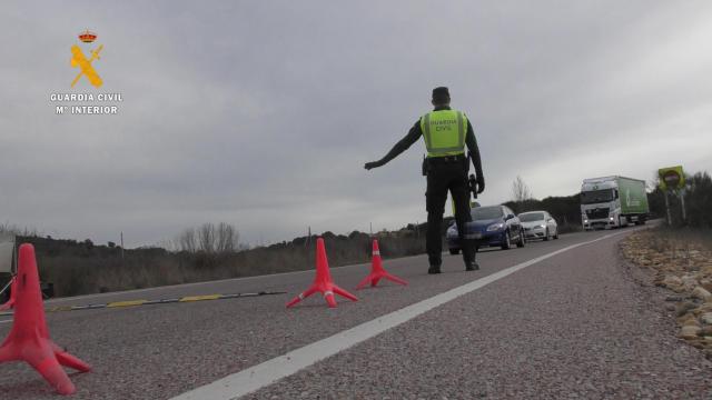 Agentes de la Guardia Civil dan el alto a un vehículo