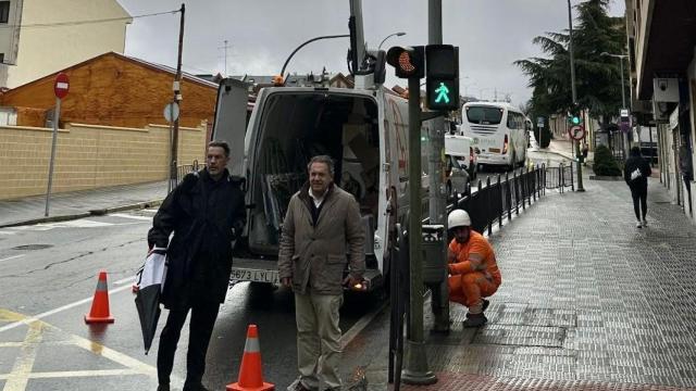 El Ayuntamiento de Villamayor cambia las luminarias de la Carretera de Ledesma, trabajos que visita el alcalde, Ángel Peralvo