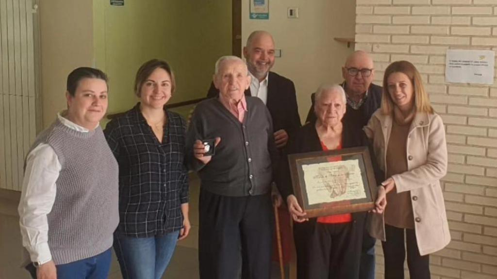 Foto de familia con Petrolino y Socorro recibiendo el premio