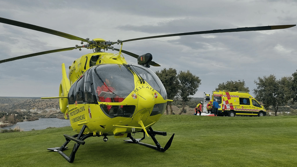 Evacuado eh helicóptero un motorista accidentado detrás del campo de golf de los Ángeles de San Rafael