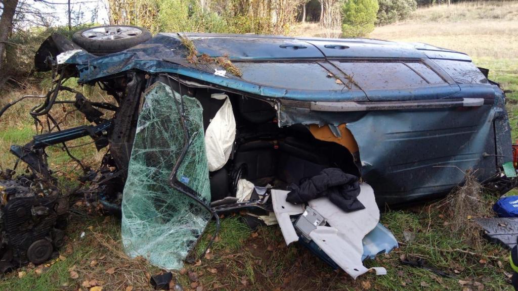 Así quedó el coche tras caer 15 metros abajo