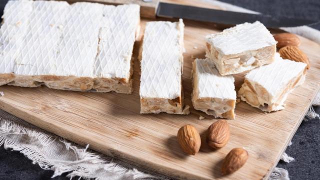 Turrón cortado en lingotes.