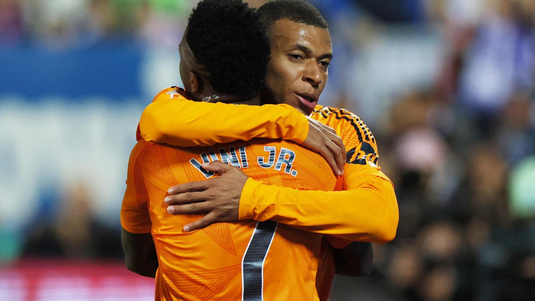 Mbappé celebra con Vinicius el primer gol del partido.