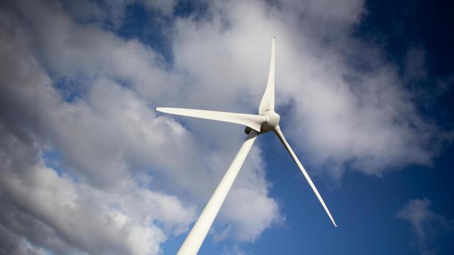 Un aerogenerador en el parque eólico de Vilachá,