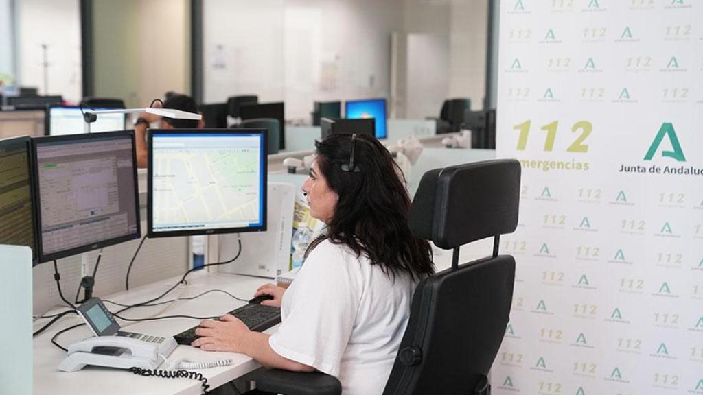 Una operadora en la sala regional de 112 Andalucía.