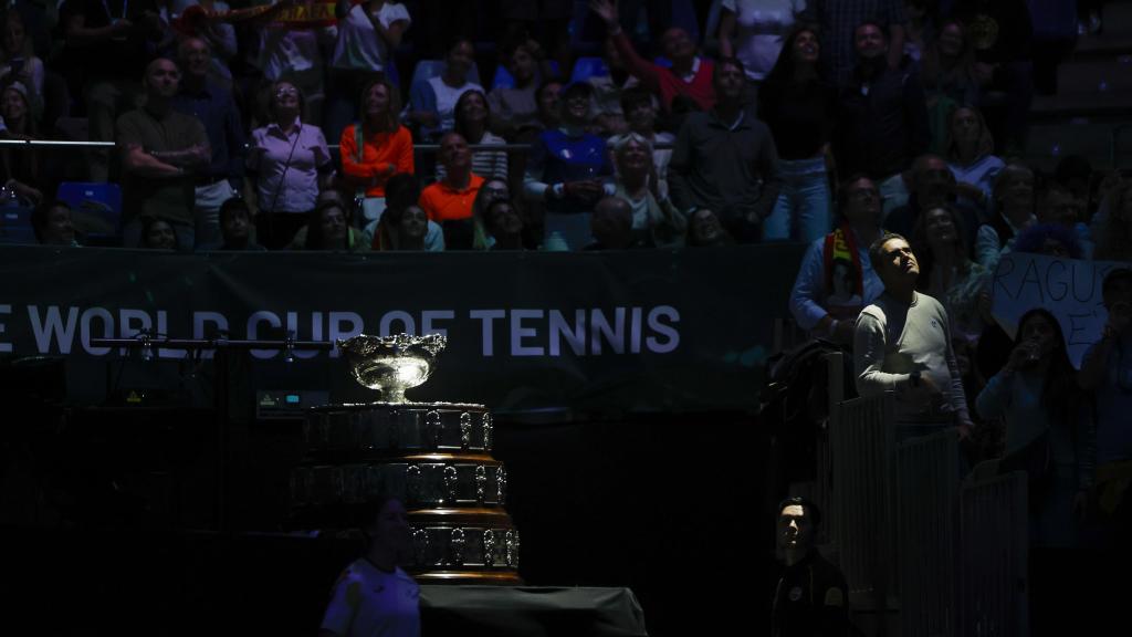 Vista del trofeo de la Copa Davis durante la final entre el italiano Matteo Berrettini y el neerlandés Botic van de Zandschulp, este domingo en el Pabellón José María Martín Carpena de Málaga.