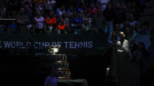 Vista del trofeo de la Copa Davis durante la final entre el italiano Matteo Berrettini y el neerlandés Botic van de Zandschulp, este domingo en el Pabellón José María Martín Carpena de Málaga.