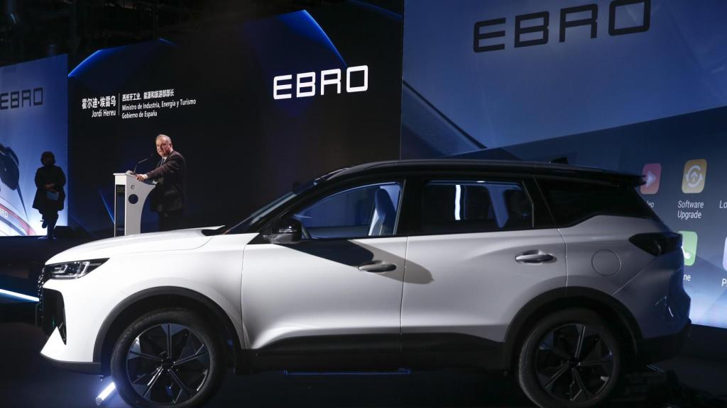 The Ebro S700 is a mid-size SUV with internal combustion engines and a plug-in hybrid.