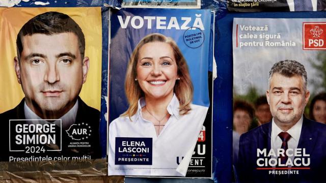 Carteles de tres de los principales candidatos a las elecciones en Rumanía: George Simion, Elena Lasconi y el primer ministro Marcel Ciolacu