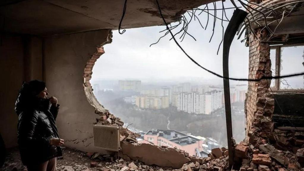 Piso en ruinas tras un ataque con drones contra un edificio residencial en Kiev, Ucrania.