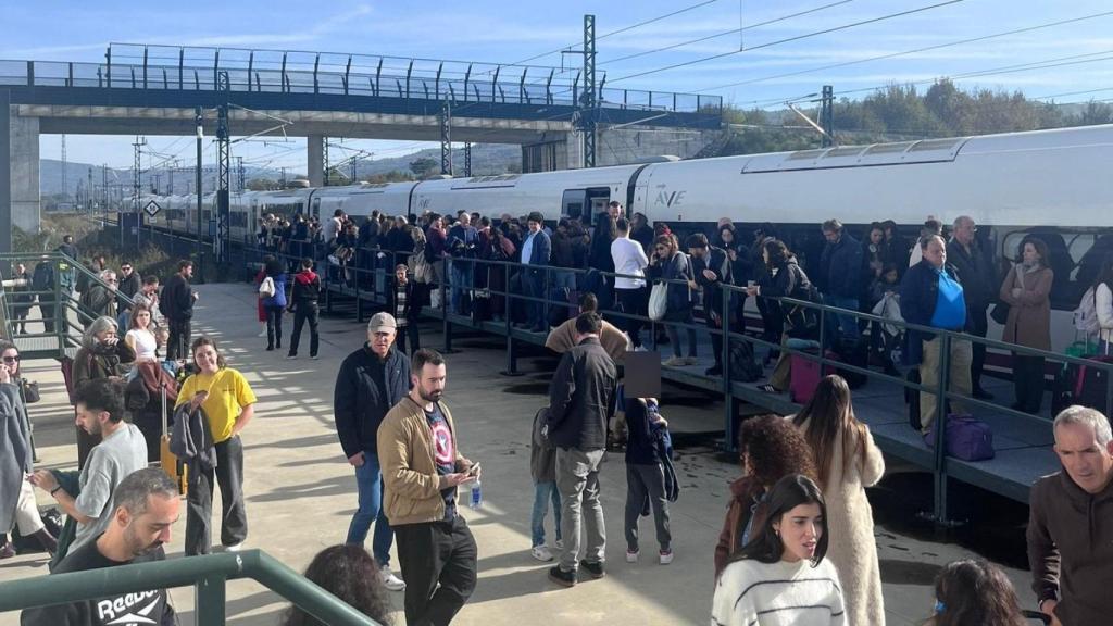 Pasajeros esperando a volver a entrar al tren, en un apeadero de Ourense