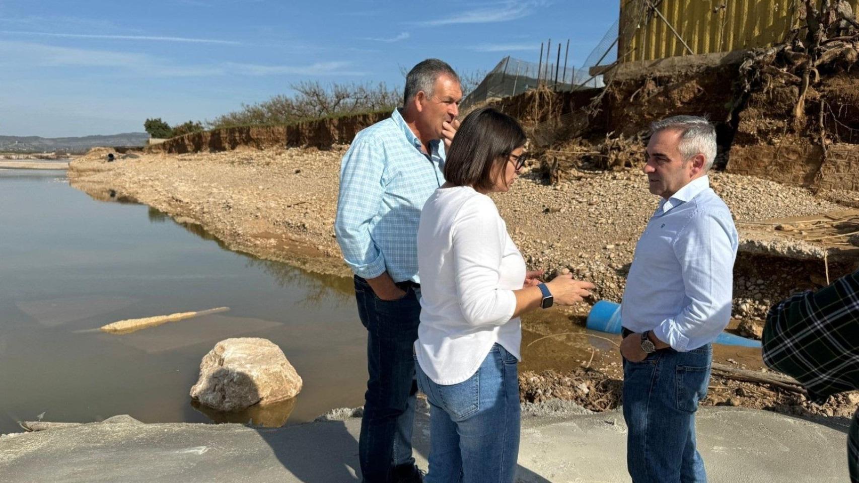 El conseller de Agricultura. Agua, Ganadería y Pesca, Miguel Barrachina, con la alcaldesa de Carlet, Laura Sáez .