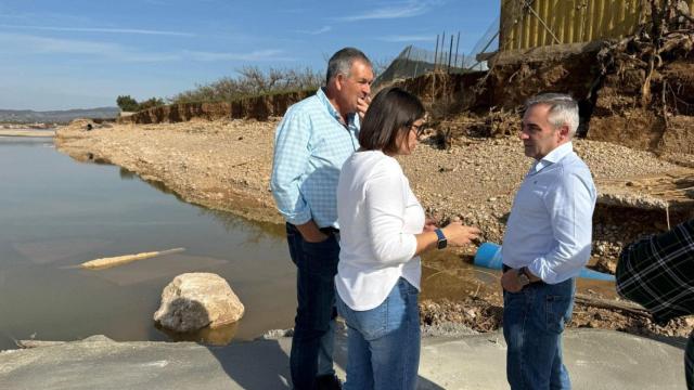 El conseller de Agricultura. Agua, Ganadería y Pesca, Miguel Barrachina, con la alcaldesa de Carlet, Laura Sáez .