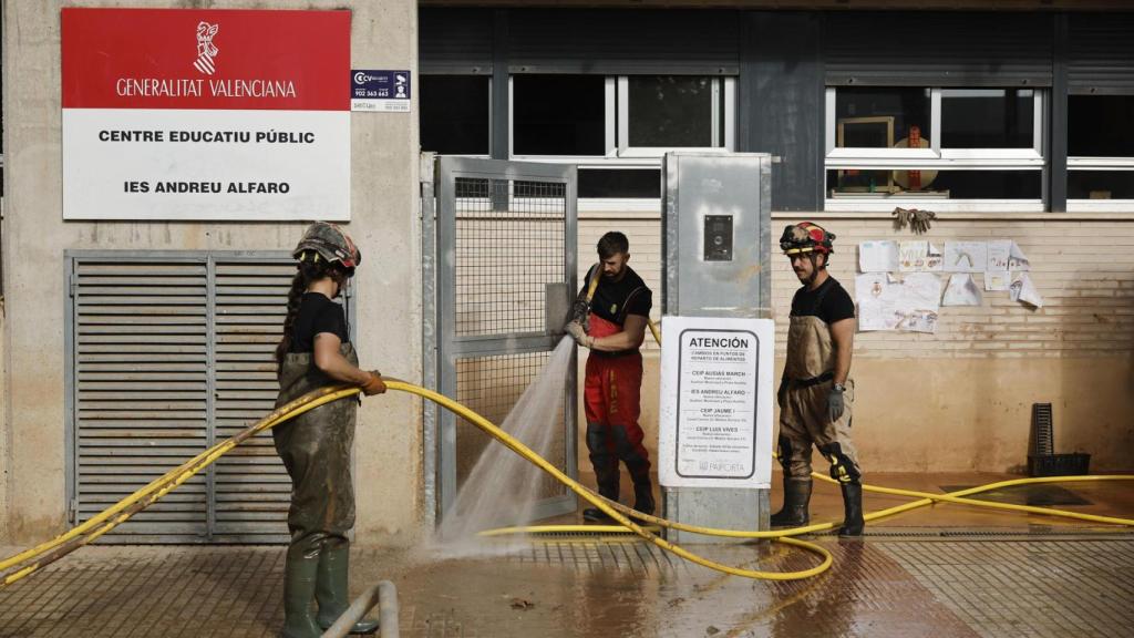 Miembros de la UME limpiando el IES Andreu Alfaro de Paiporta, el pasado lunes.