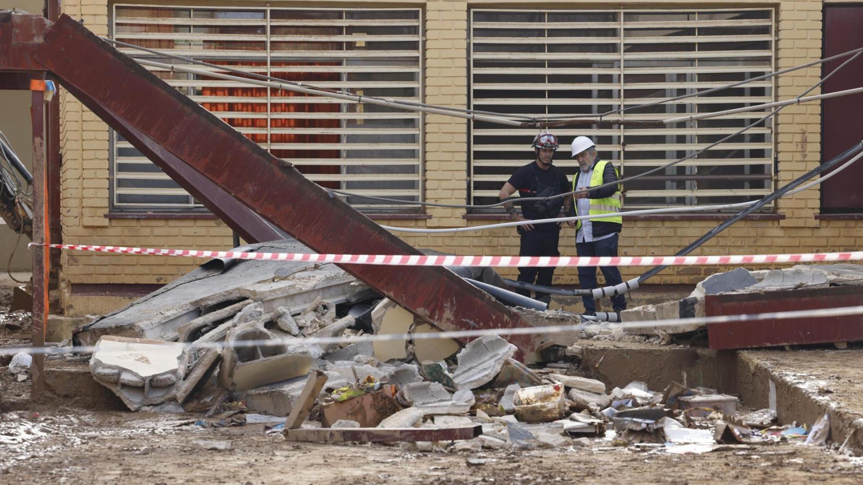 Bomberos en la zona que ha colapsado en el colegio Lluís Vives de Massanassa.