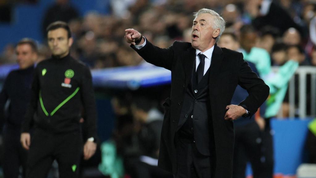 Carlo Ancelotti da instrucciones a sus jugadores durante el partido ante el Leganés.