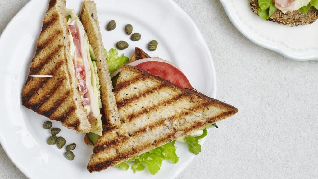 Bocadillo de salmón y queso.