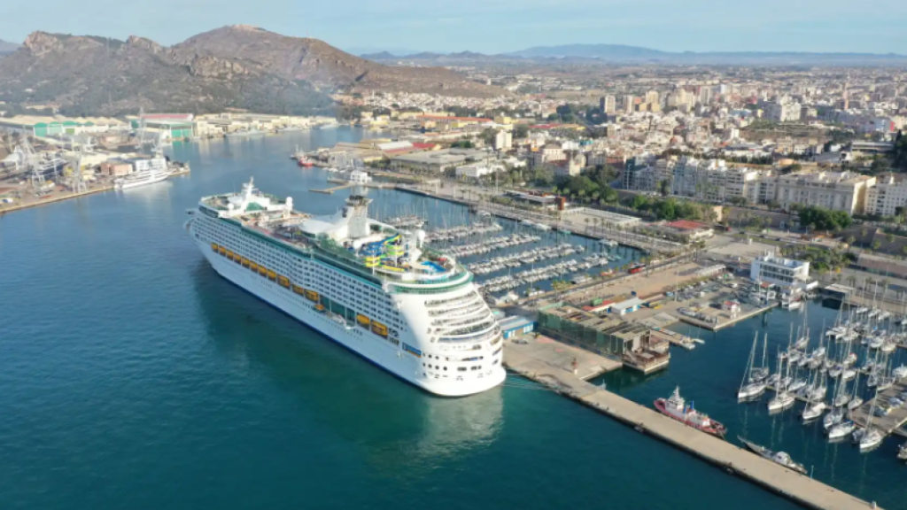 Un crucero atracado en el puerto de Cartagena.