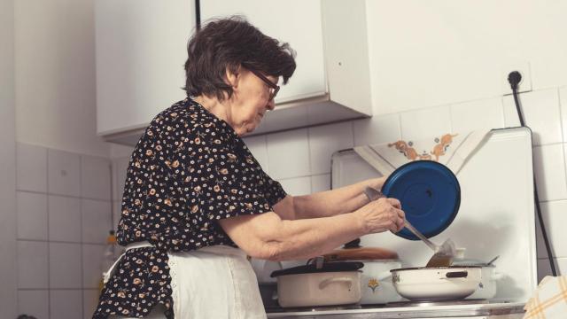 Una abuela cocinando.