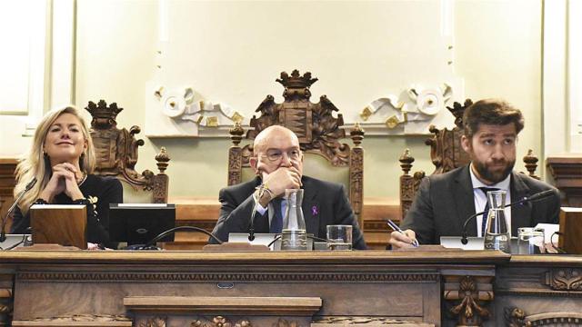 La teniente de alcalde de Valladolid, Irene Carvajal, el alcalde, Jesús Julio Carnero, y el concejal popular Francisco Blanco, durante el pleno de este lunes