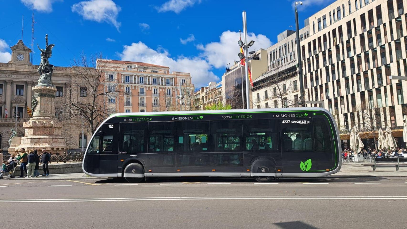 Un autobús urbano en el centro de Zaragoza.