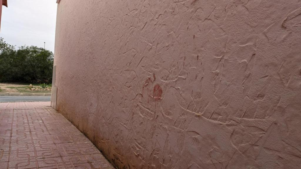 Marcas de sangre en el callejón.