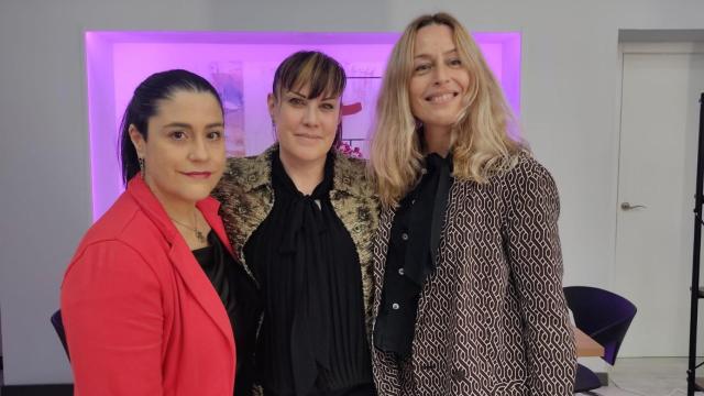 De izqda. a dcha., las abogadas Emma Julia Pérez Robledo, María Consuelo Pérez Robledo y Clara González, este lunes, en la inauguración de la fundación.