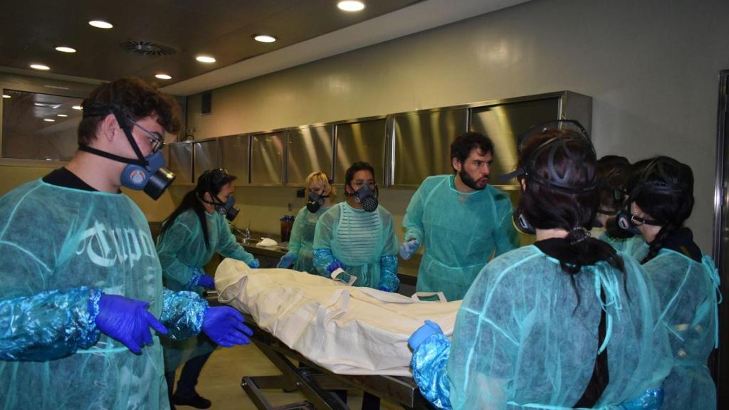 Manuel Martín enseñando a sus alumnos la tanatopraxia en Unión Funeral.