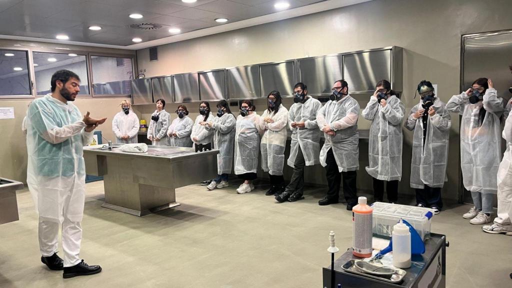 Manuel Martín dando clases en la escuela Unión Funeral.