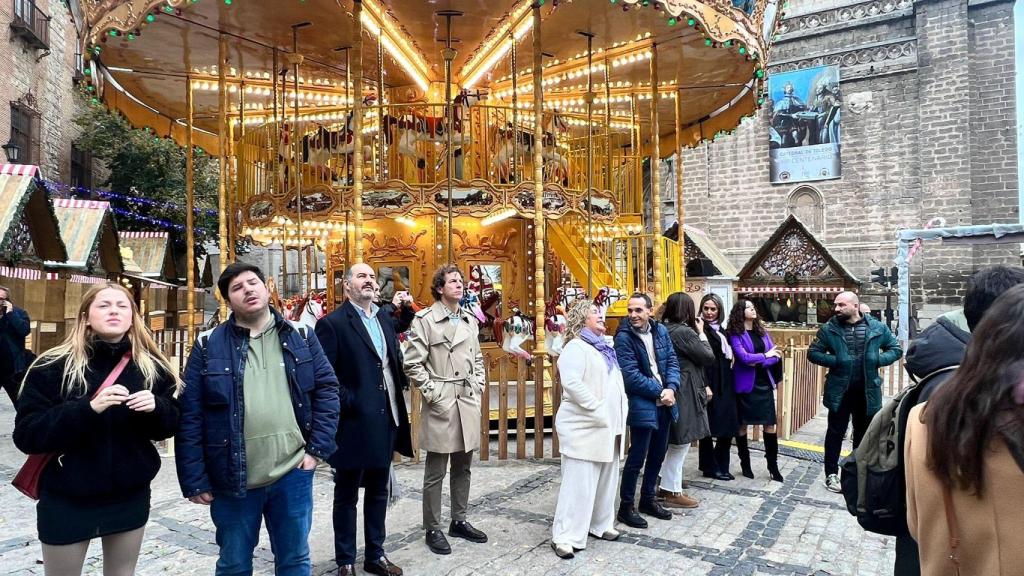 Parte del equipo de Gobierno bajó a la plaza del Ayuntamiento donde ese encontraban los concejales socialistas durante el acto en el que se desplegó el lazo blanco contra la violencia de género.