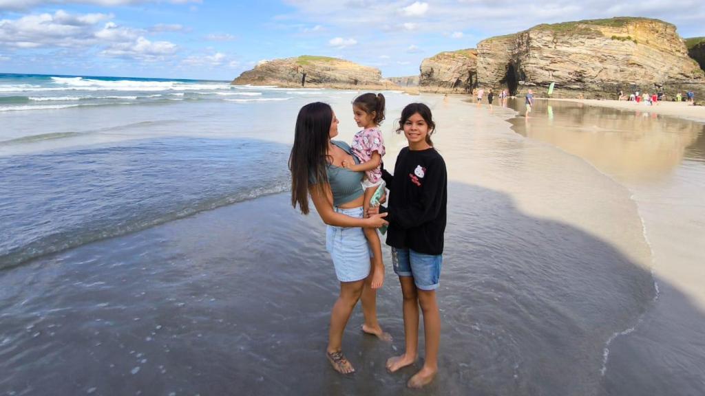 Irina, junto a su madre y hermana, disfrutando en la playa de las Catedrales.