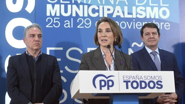 El vicesecretario general de Política Autonómica y Municipal y Análisis Electoral del PP, Elías Bendodo, la secretaria general del partido, Cuca Gamarra, y el presidente de la Junta y del PPCyL, Alfonso Fernández Mañueco, este lunes en Burgos