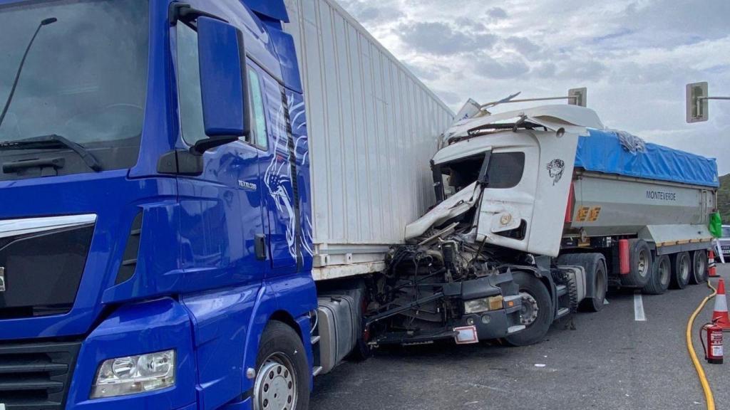 Otra imagen de los dos camiones accidentados.