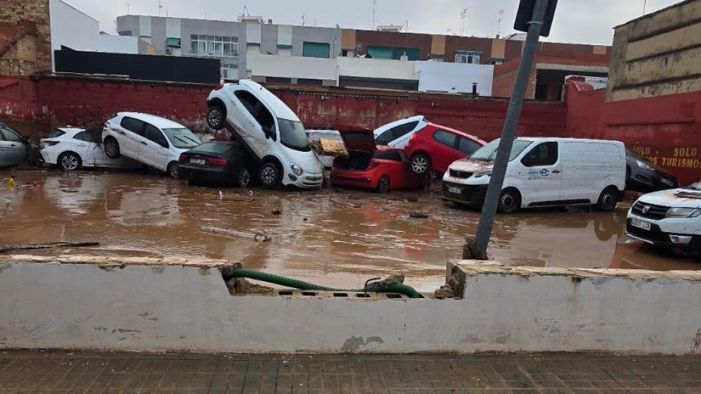 Una pila de coches destrozados por la DANA en Alfafar.