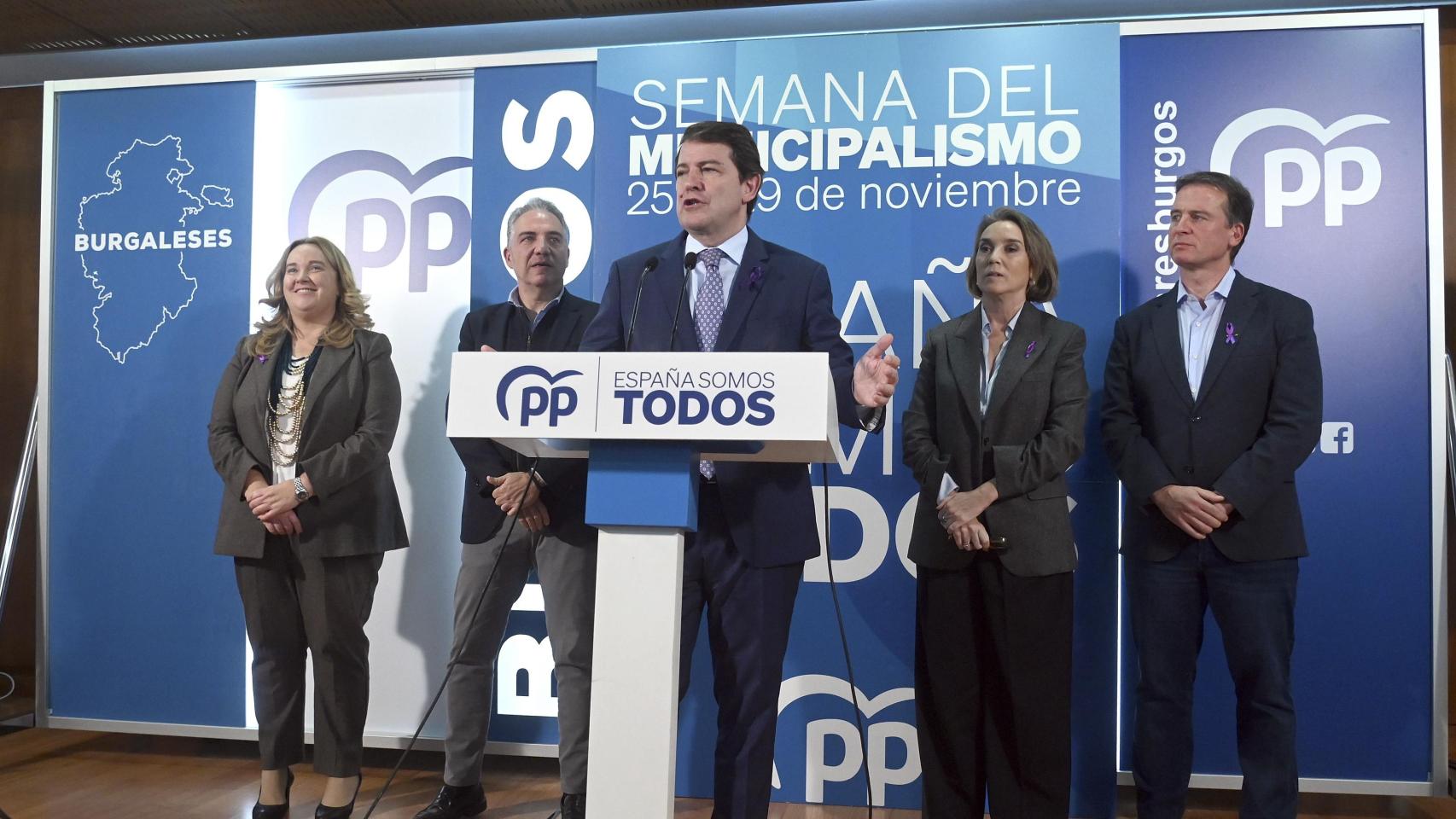 El presidente de la Junta, Alfonso Fernández Mañueco, arropado por la alcaldesa de Burgos, Cristina Ayala, el vicesecretario de Política Autonómica y Municipal del PP, Elías Bendodo, la secretaria general, Cuca Gamarra, y el presidente del PP de Burgos, Borja Suárez, este lunes en Burgos