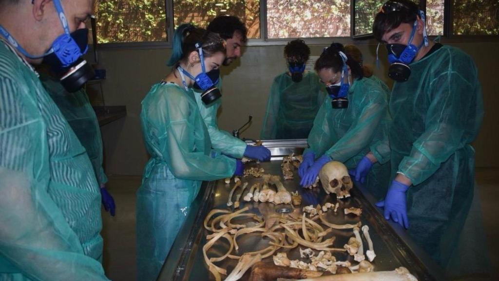 Una clase de tratamiento óseo en la escuela Unión Funeral.